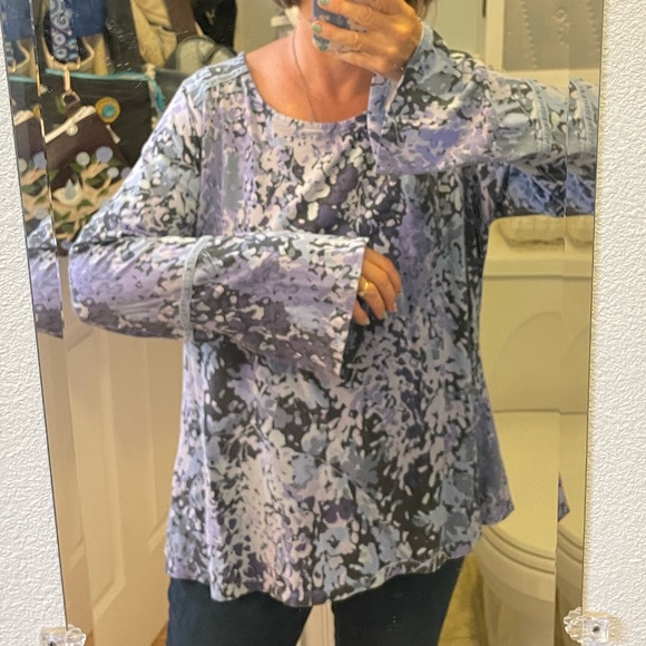 IsaacMizrahi Live XL floral long bell sleeve soft knit top periwinkle blue white - Picture 6 of 12